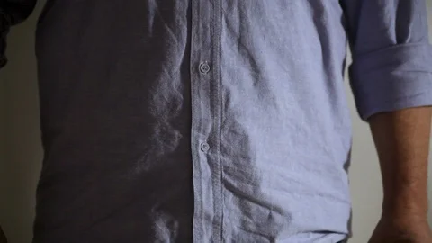 A man trains with a folding knife Vidéo 100879338