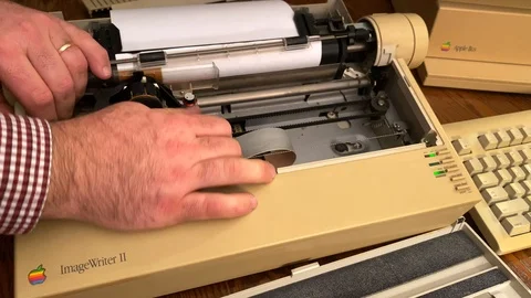 Man tries to fix broken Apple ImageWriter dot matrix printer 스톡 동영상 124122006