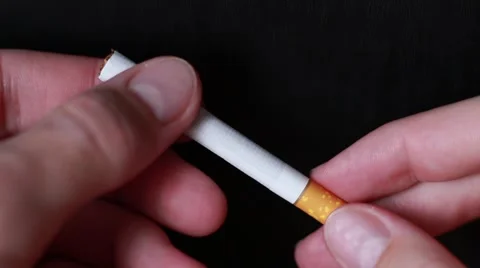 Man trifles a cigarette in his hands Vídeo Stock 65372113