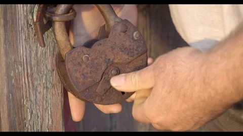 Man try to open Old lock on the door Stock-Footage 103331610