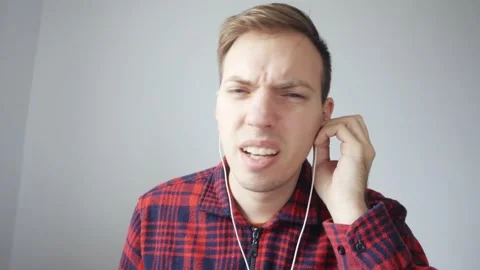 The man is trying to make out the speech in the wired headphones. Stockbeeldmateriaal 231574155