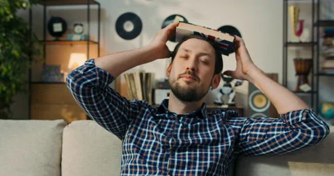 A man trying to study for an English exam attends classes at an adult school. He Vidéo 200835113
