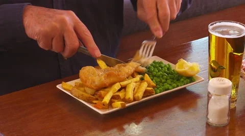 Man tucks in to fish and chips Vídeos de archivo 48551772