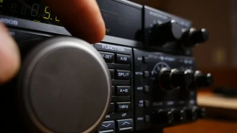 A man tuning a digital shortwave ham radio Vídeos de archivo 77694141