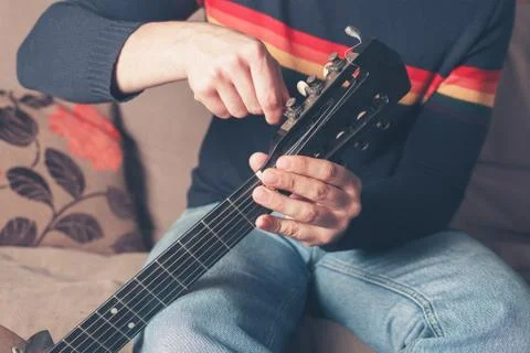 Man tuning guitar Stock-Fotos