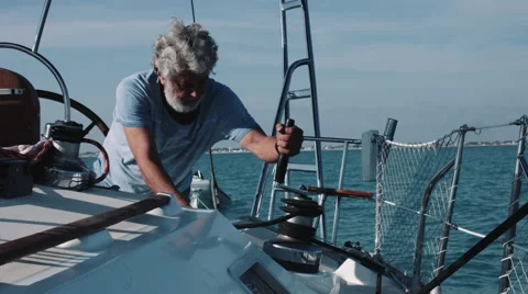 Man turning winch handle Vidéo 52085869