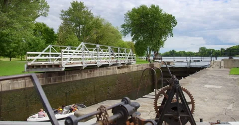 Man Turns Bridge Manually Over The Ottawa Locks Vidéo 64053642