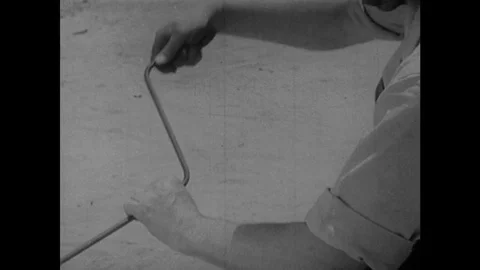 A man turns a handle winding the screw/ a close up of the screw jack shows it Vidéo 74688583