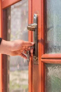 The man turns the key in the lock Foto stock