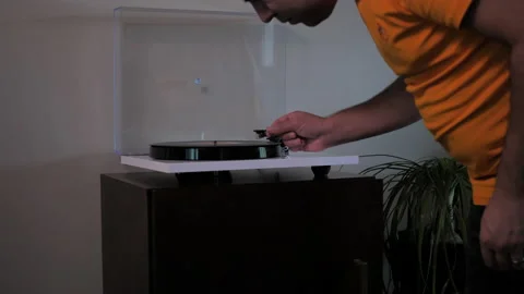 Man turns on record player in slow motion. Video stock 140265314