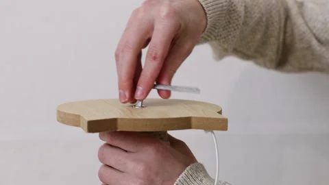 A man turns a screw into a cat scratching post. Vidéo 231455230
