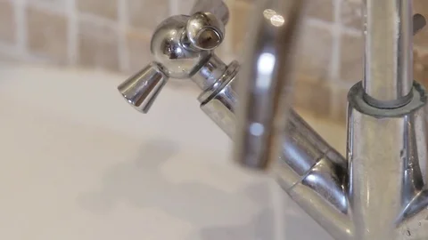 Man turns on tap and washes hands in sink Stock-Footage 70107949