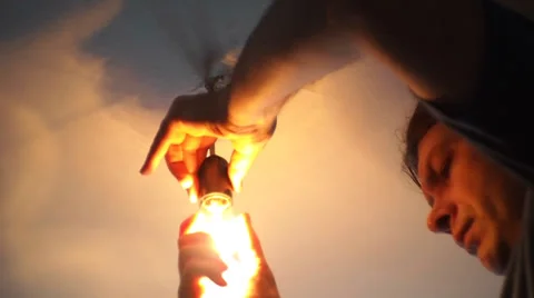 Man twists lightbulb Video stock 34644430