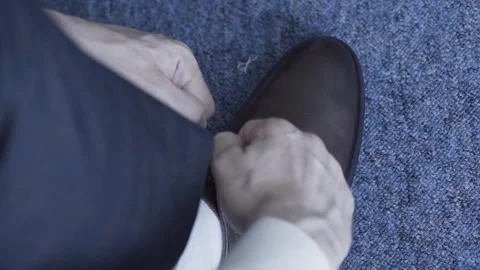 Man tying shoe laces, close-up 库存影片 306148873