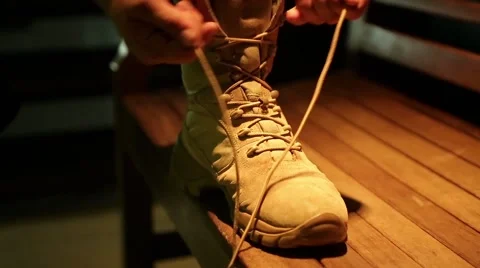 Man tying shoe laces 動画素材 51781061