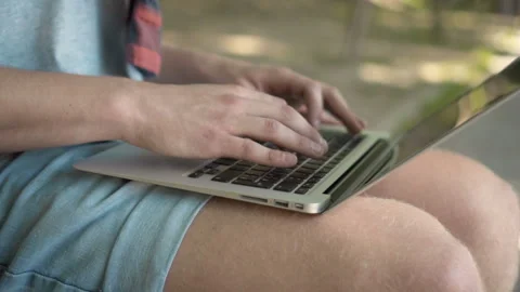 Man Types on Laptop 库存影片 91794501