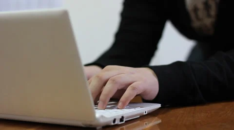 Man typing and working on laptop Vídeo Stock 36160891