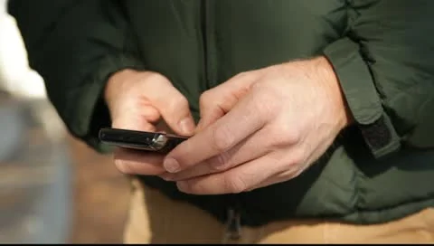 Man Typing on Cell Phone Vidéo 10750294