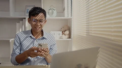 Man typing chat into phone, Communication via smartphone, Conversation via sm Stockbeeldmateriaal 263476281