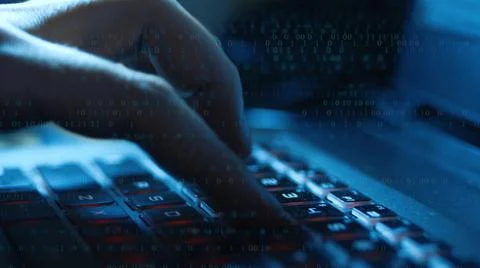 Man typing on computer keyboard with binary code overlay Stockfoto's