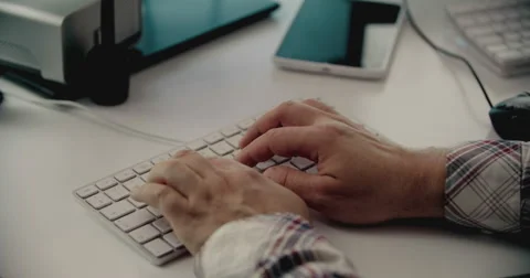 Man Typing on Computer Keyboard Stockbeeldmateriaal 51331617