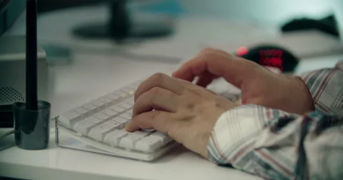 Man Typing on Computer Keyboard Vidéo 51333520
