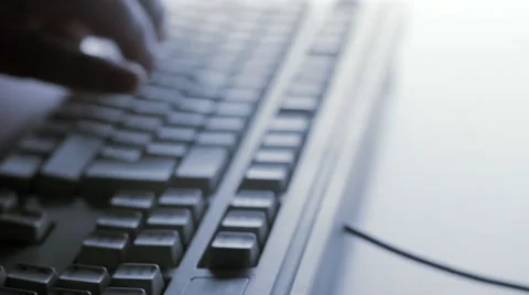 Man typing on computer keyboard, tracking Vídeo Stock 12992494