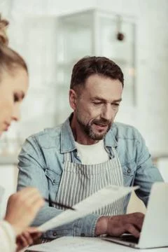 Man typing an e-mail to his business partner. Stockfoto's