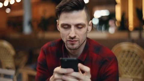 Man Typing Fast on the Phone 库存影片 103749997