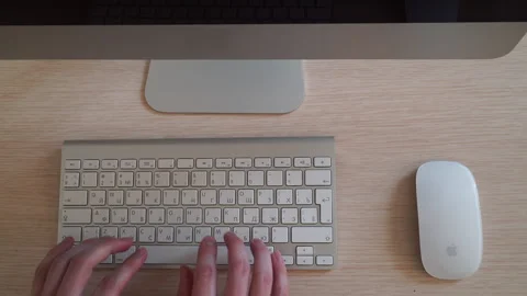 Man is typing 库存影片 130271708