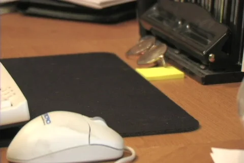 Man typing on keyboard 库存影片 106623