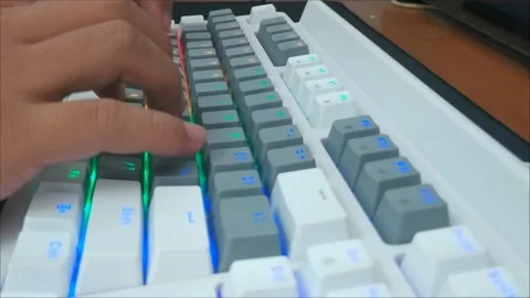Man typing on the keyboard Vidéo 226921101