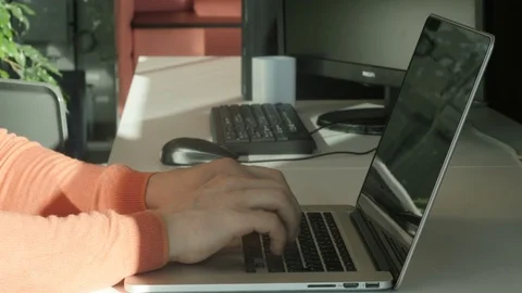 Man typing on keyboard of laptop Видео 77281606