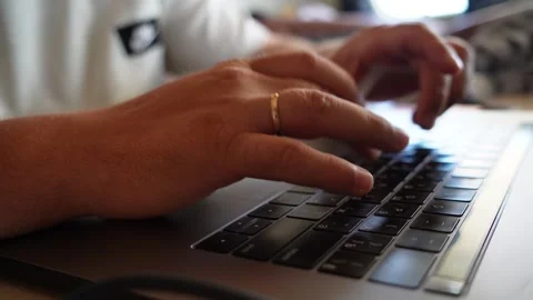 Man typing on laptop, close up of hands and keyboard Vídeos de archivo 312872492