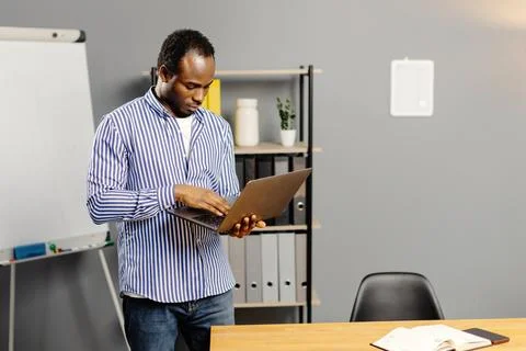Man typing on laptop computer Foto stock