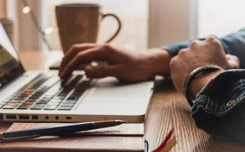 Man typing on laptop Foto stock