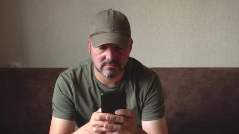 Man typing a message on a smartphone 4K Stock-Footage 274402246