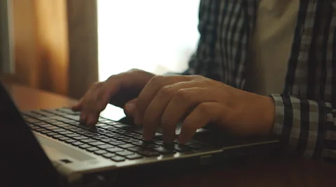 Man is typing on a notebook Vídeos de archivo 53316773