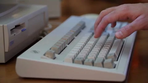 Man Typing on Retro Keyboard Using Vintage Computer Closeup Stockbeeldmateriaal 334563113