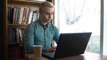 Man typing on text on laptop 库存影片 86048123