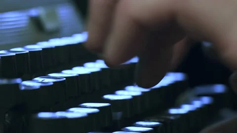 A man typing on a typewriter 库存影片 170284280