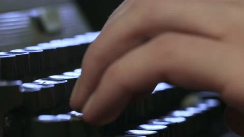 A man typing on a typewriter 库存影片 170284284