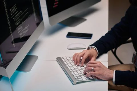 Man Typing using Computer at Table Foto stock