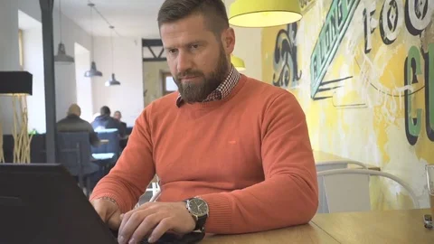 Man typing, writing on laptop message, in cafe, steadicam 库存影片 73227068