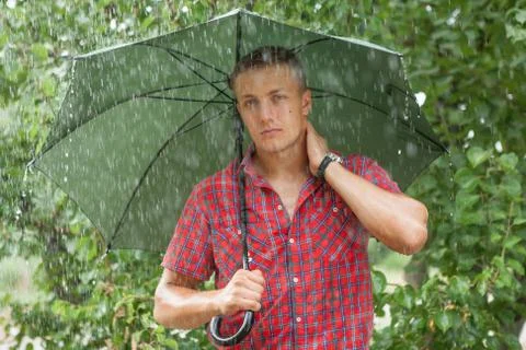 Man with umbrella in rain Foto stock