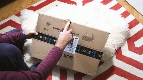 Man unboxing Amazon Prime damaged parcel Vídeos de archivo 83426769