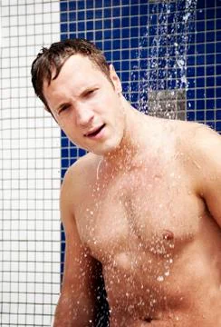 Man under the shower Fotos Stock