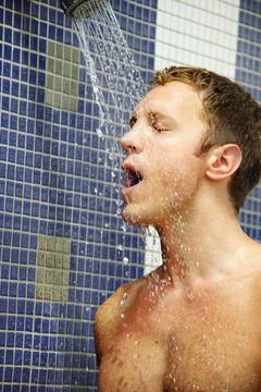 Man under the shower Stock-Fotos