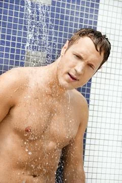 Man under the shower Stock-Fotos