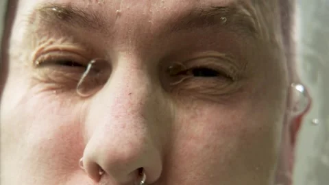 A man underwater screaming for help. Close-up face of a drowning man Video stock 266009348